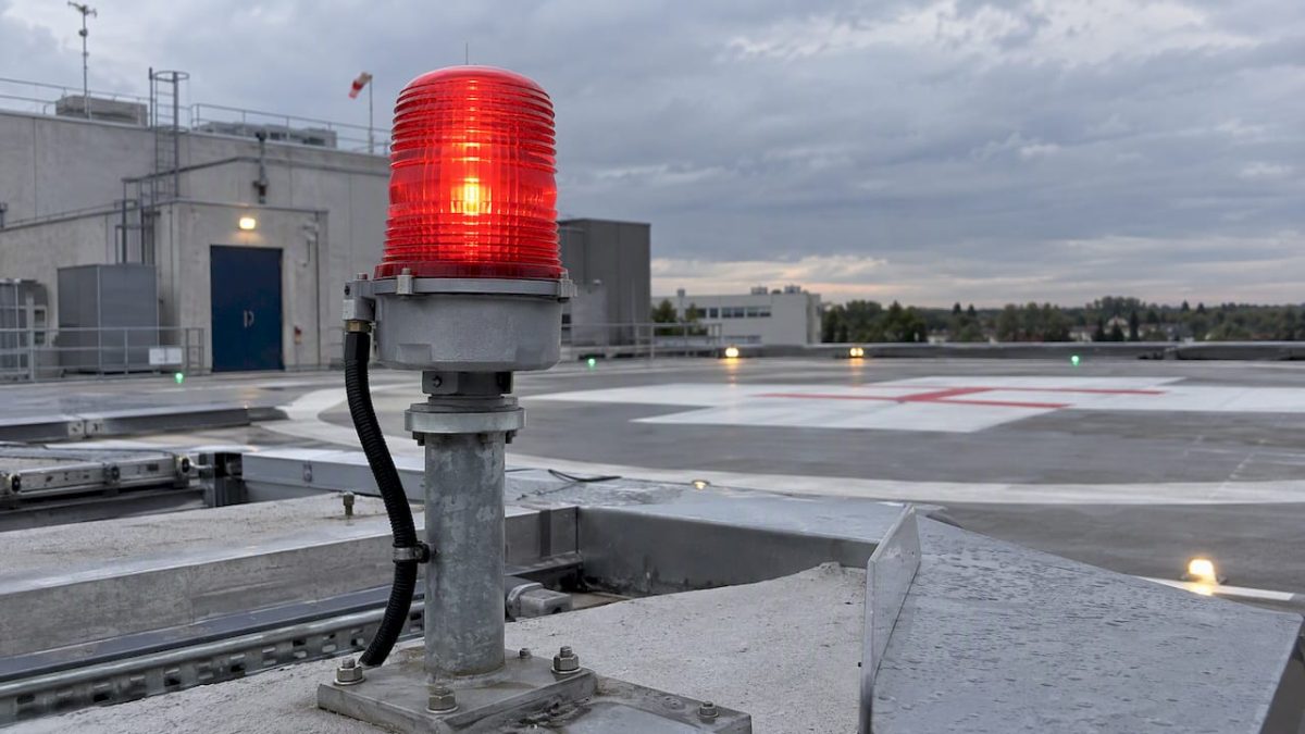 Feu de signalisation sur le toit d’un héliport