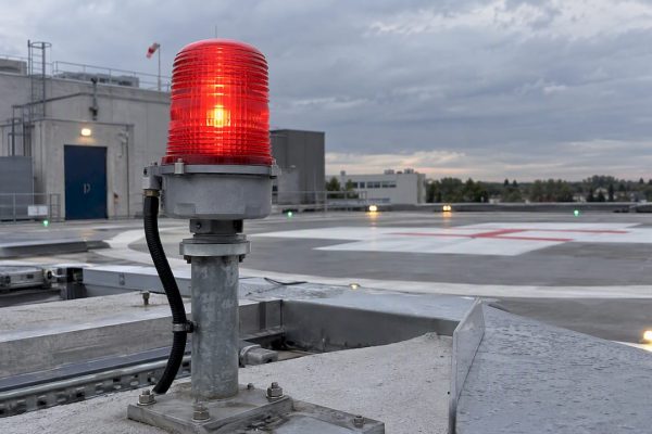 Feu de signalisation sur le toit d’un héliport
