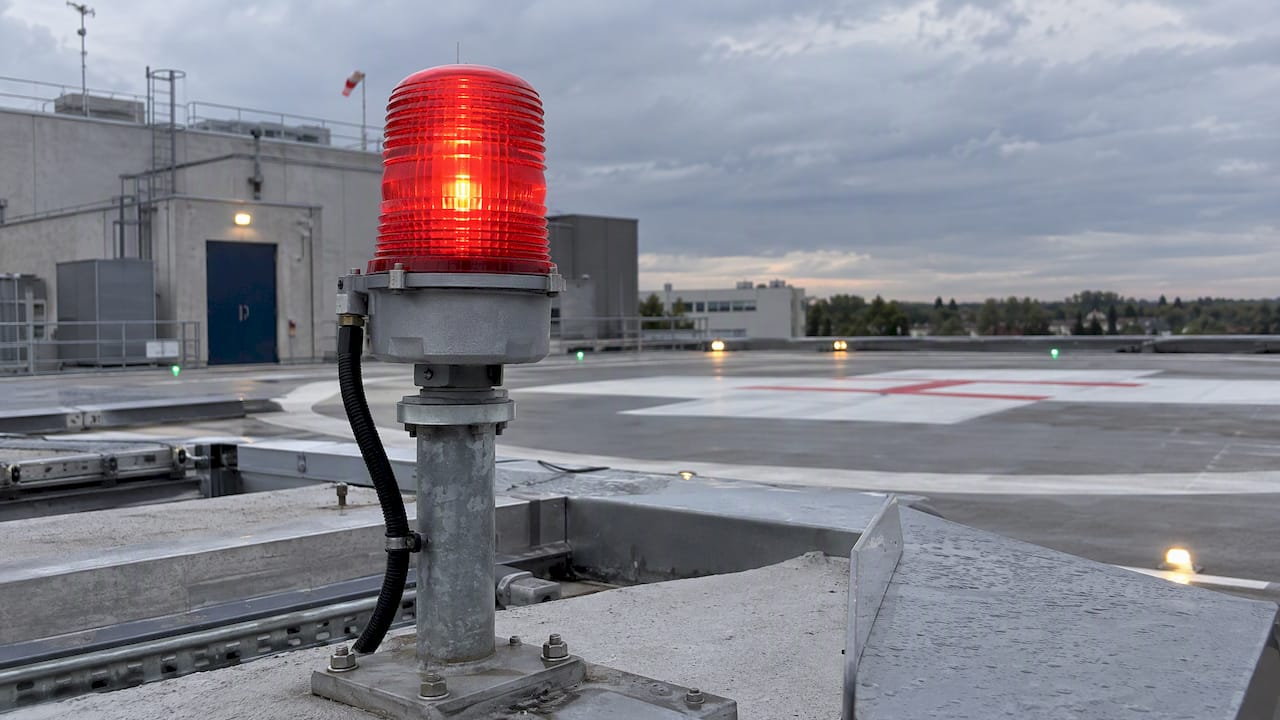 Feu de signalisation sur le toit d’un héliport
