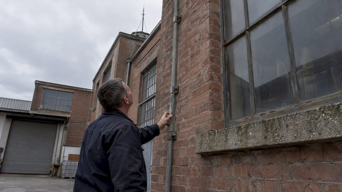 Technicien en train d’inspecter un ancien paratonnerre industriel