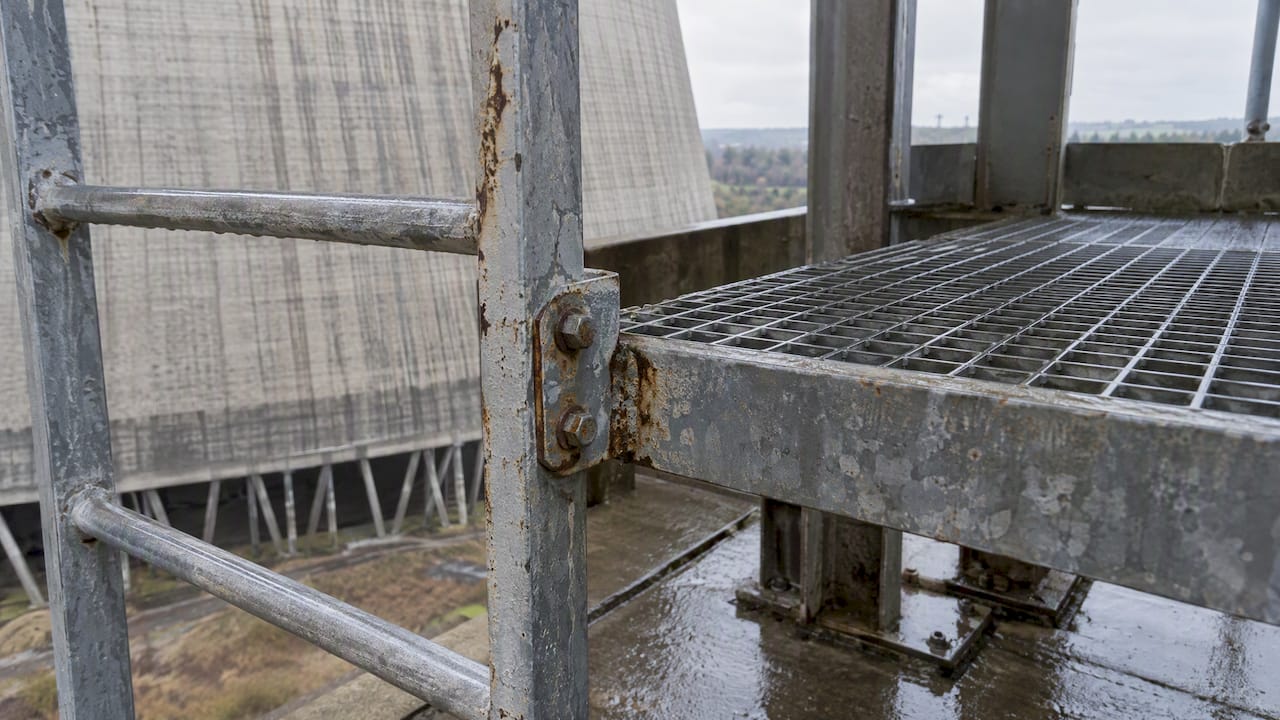 Worn ladder bonding joint on tower platform