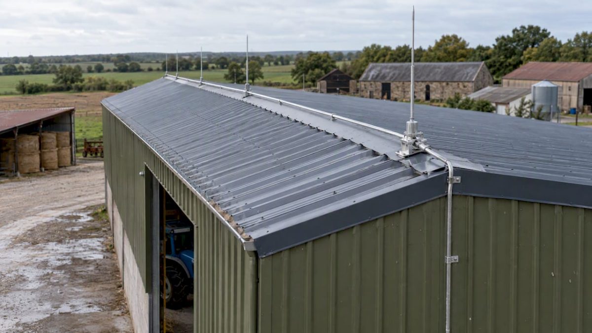 Lightning protection on a French farm hangar
