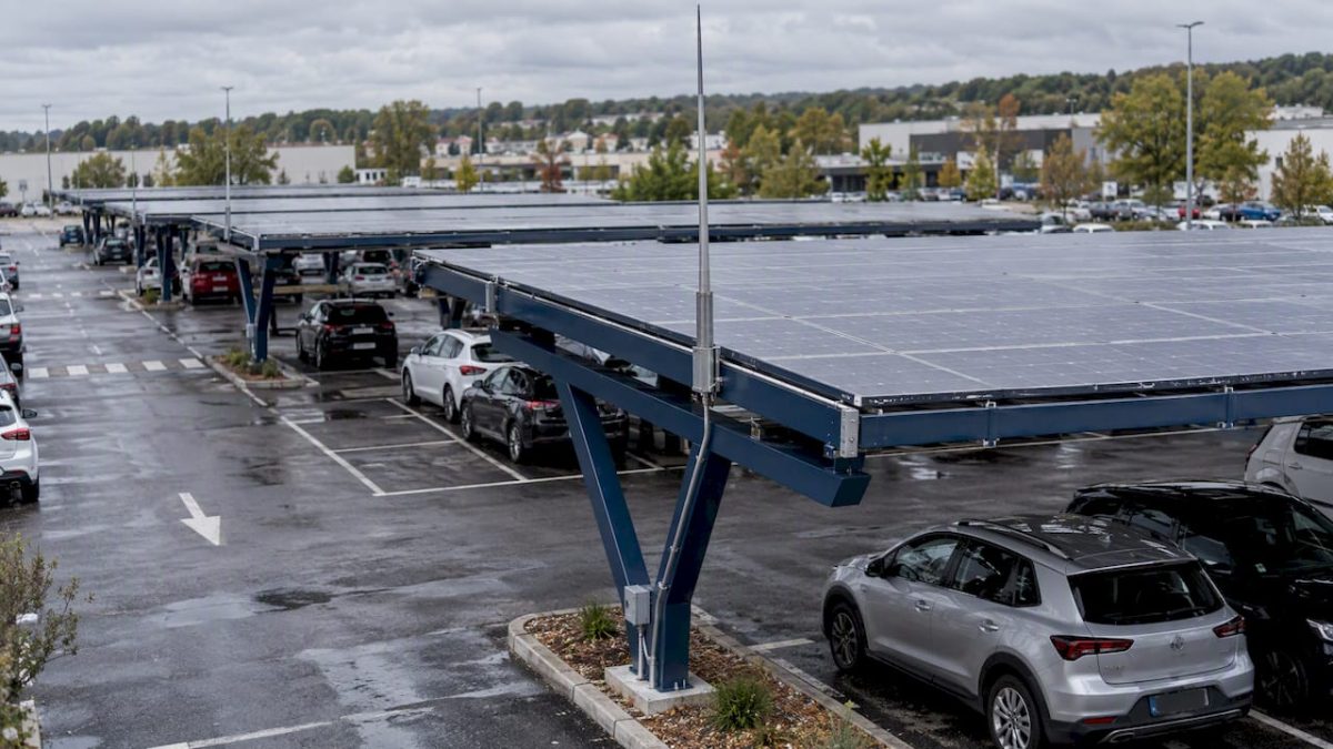 Ombrières solaires couvrant un parking en plein air