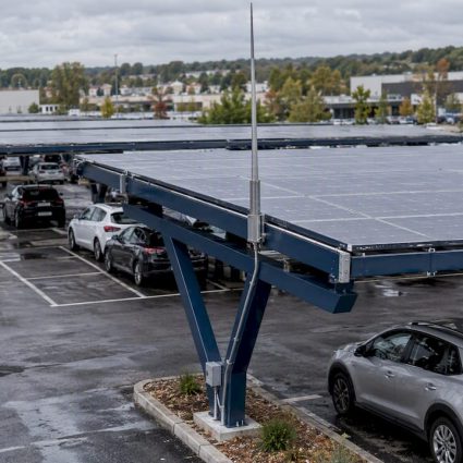 Ombrières solaires couvrant un parking en plein air