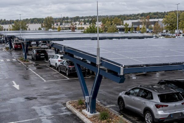 Ombrières solaires couvrant un parking en plein air