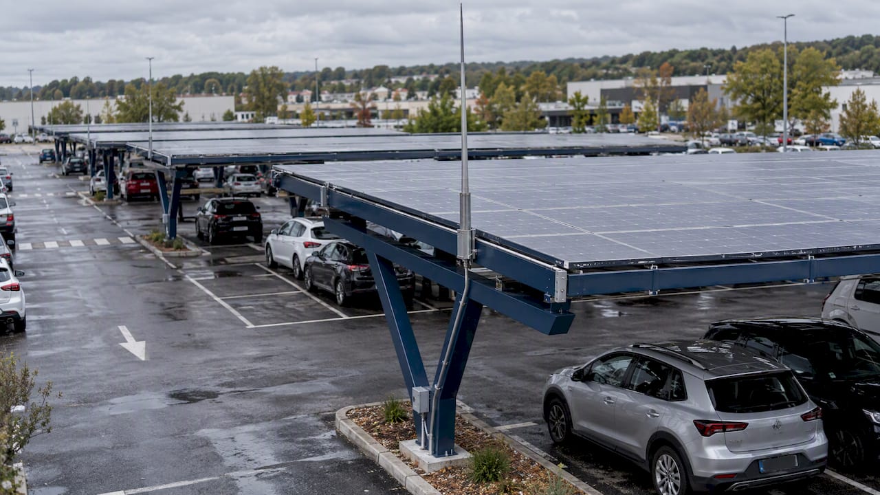 Ombrières solaires couvrant un parking en plein air