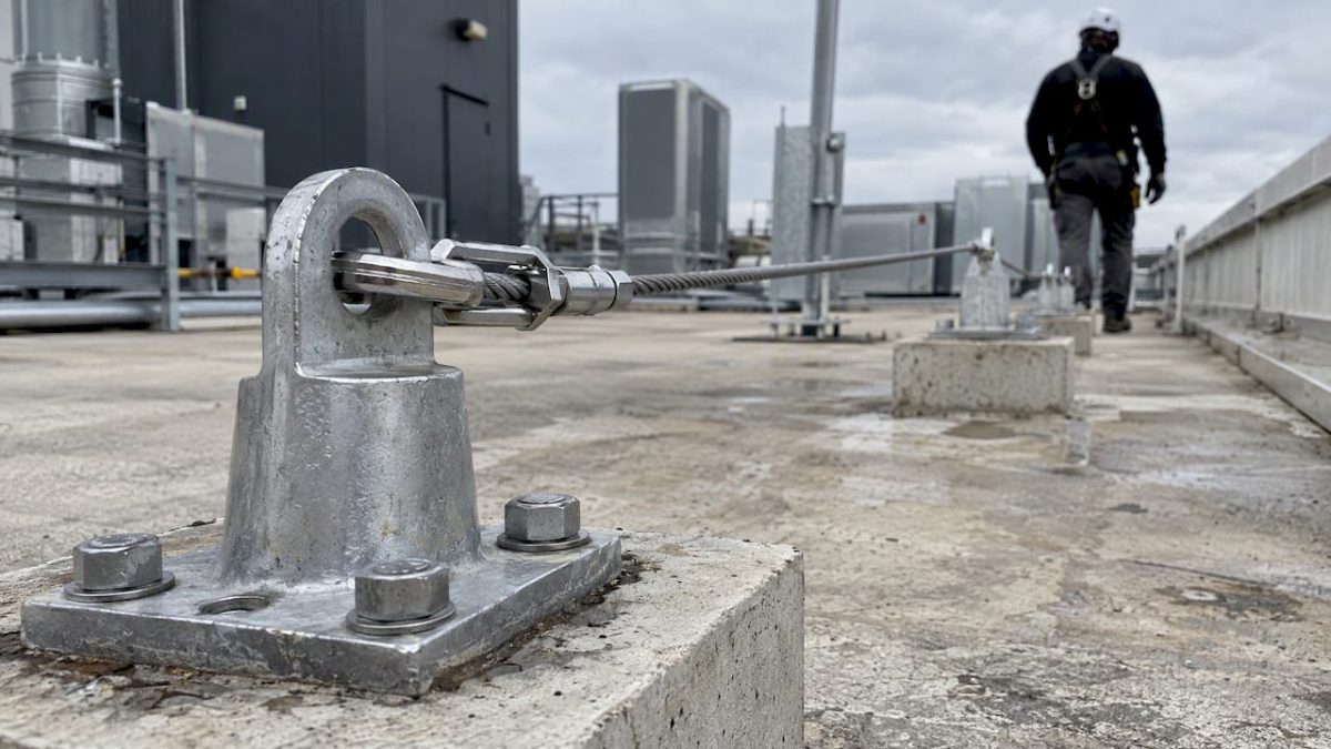 Ancrage de ligne de vie fixé dans le béton
