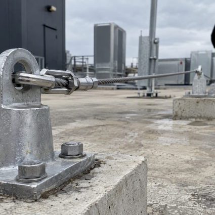 Ancrage de ligne de vie fixé dans le béton