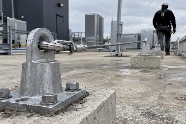 Ancrage de ligne de vie fixé dans le béton