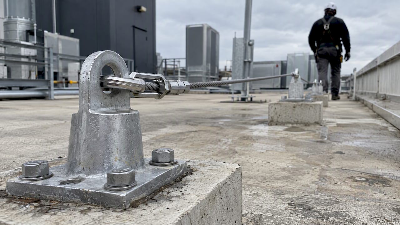Ancrage de ligne de vie fixé dans le béton
