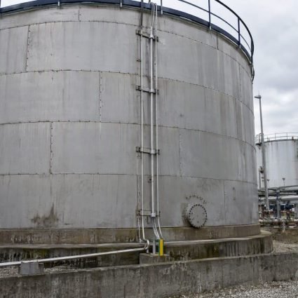 Réservoir métallique muni de conducteurs de mise à la terre contre la foudre
