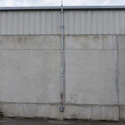 Down conductor routed along an industrial facade