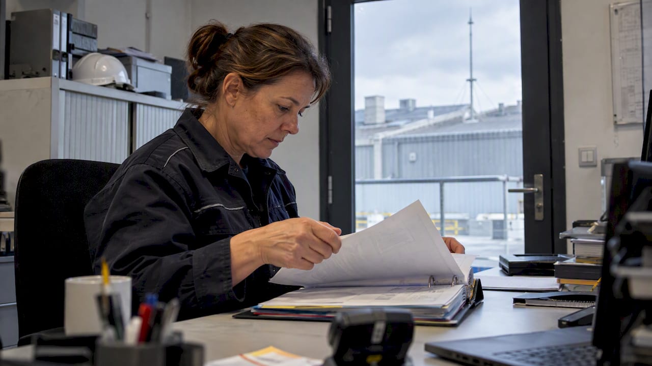 Responsable qui vérifie un dossier de qualification