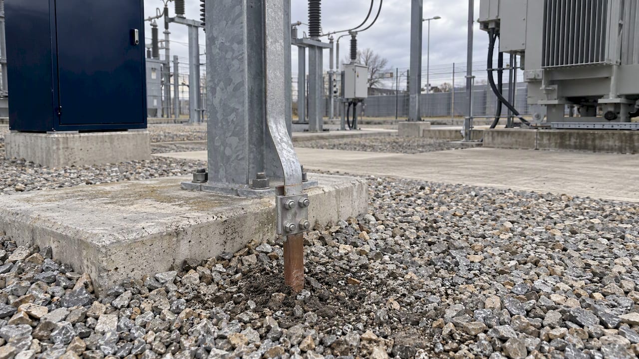 Connexion de terre au pied d'un conducteur de descente