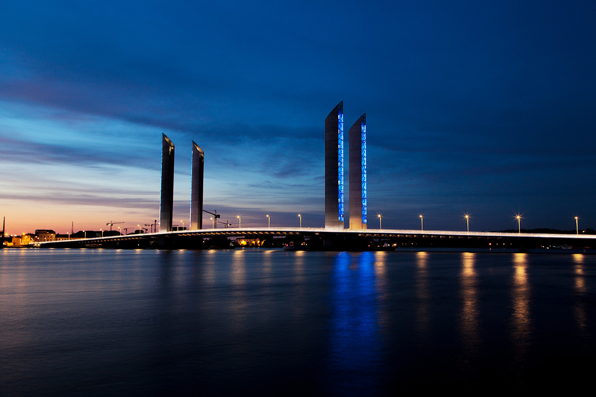 Vertical Lift Bridge Chaban Delmas protected by remote-testable Prevectron air terminals Indelec